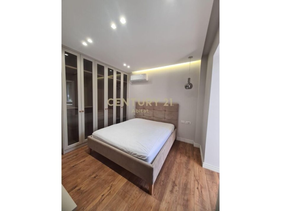 Tirane, jepet me qera apartament 3+1 Kati 4, 140 m² 850 € (kopeshti zologjik)