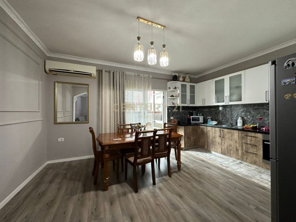 Durres, shitet apartament 3+1+Ballkon Kati 2, 130 m² 150.000 € (Lagjja nr 8 Drejtoria e Policise, Drejtoria e Policise)