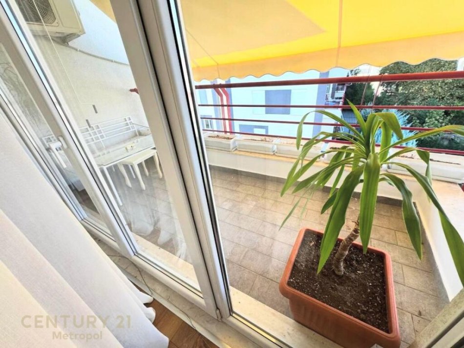 Tirane, jap me qera apartament 2+1+2+Ballkon , 120 m² 800 € (Liqeni i Thatë)
