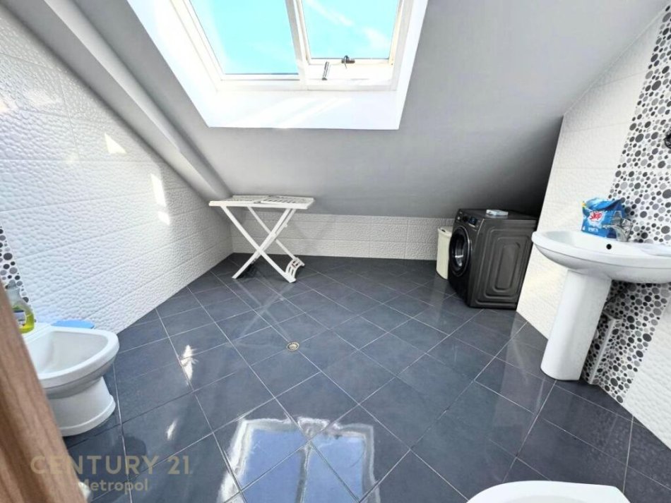Tirane, jap me qera apartament 2+1+2+Ballkon , 120 m² 800 € (Liqeni i Thatë)