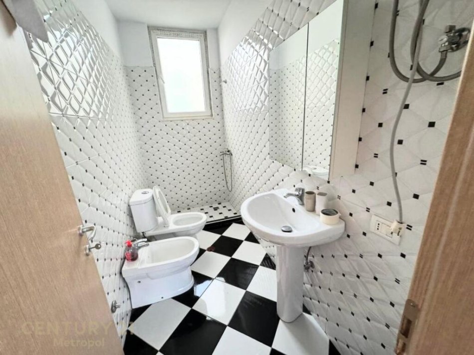 Tirane, jepet me qera apartament 2+1 Kati 6, 800 € (liqeni i thate)