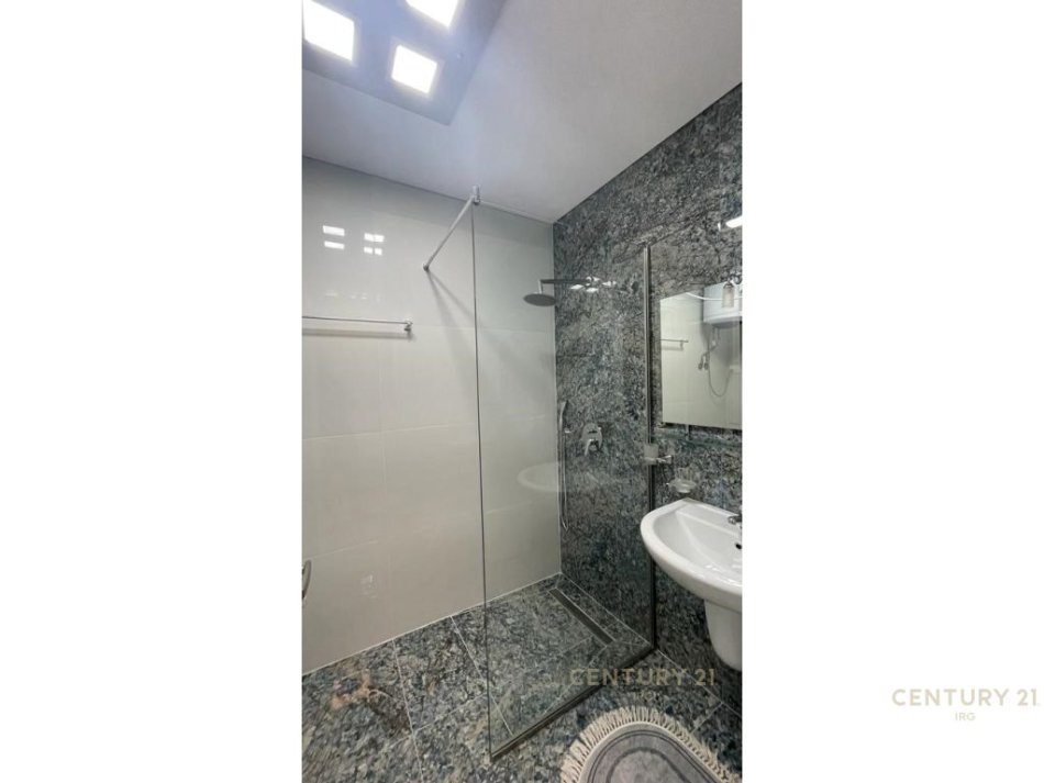 Tirane, jap me qera apartament 2+1+2+POST PARKIMI+Ballkon , 133 m² 1.400 € (Rruga e Kosovarëve)