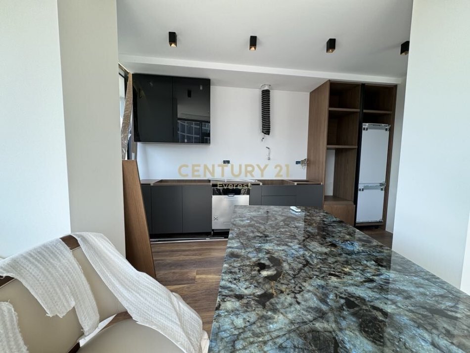 Tirane, jap me qera apartament 3+1+2+POST PARKIMI , 162 m² 2.200 € (Liqeni i Tiranës)