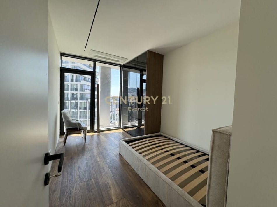 Tirane, jap me qera apartament 3+1+2+POST PARKIMI , 162 m² 2.200 € (Liqeni i Tiranës)