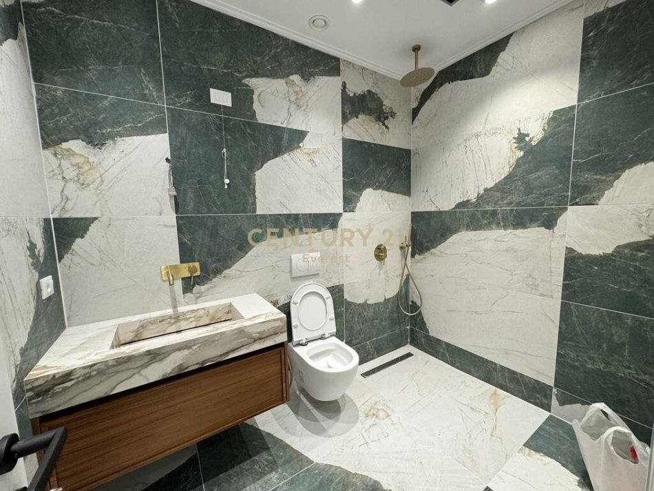 Tirane, jap me qera apartament 3+1+2+POST PARKIMI , 162 m² 2.200 € (Liqeni i Tiranës)