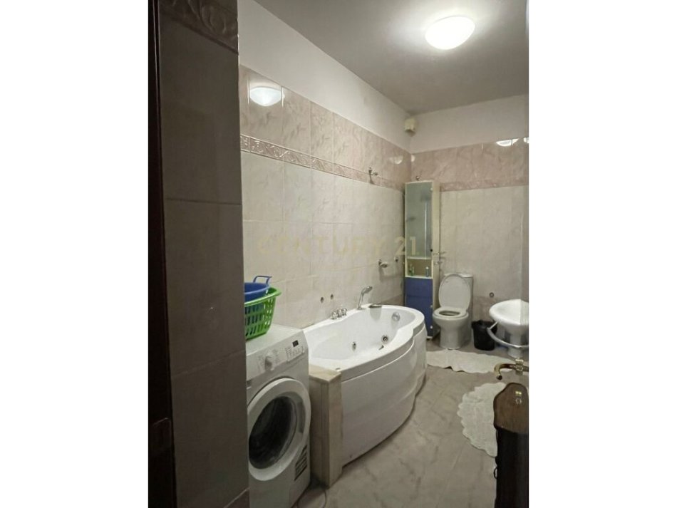 Tirane, jepet me qera apartament 2+1 Kati 2, 90 m² 650 € (bllok)