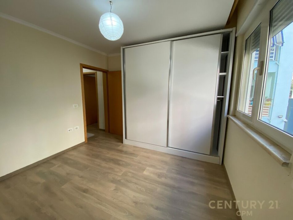 Tirane, jap me qera apartament 2+1+Ballkon , 92 m² 500 € (Liqeni i Thatë)