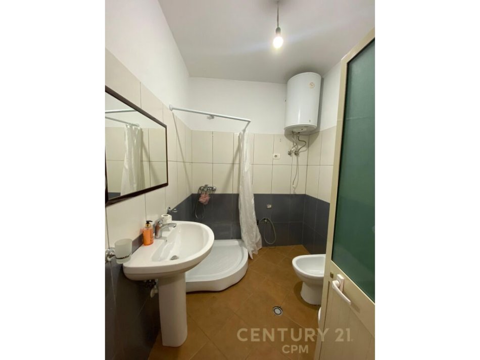 Tirane, jap me qera apartament 2+1+Ballkon , 92 m² 500 € (Liqeni i Thatë)