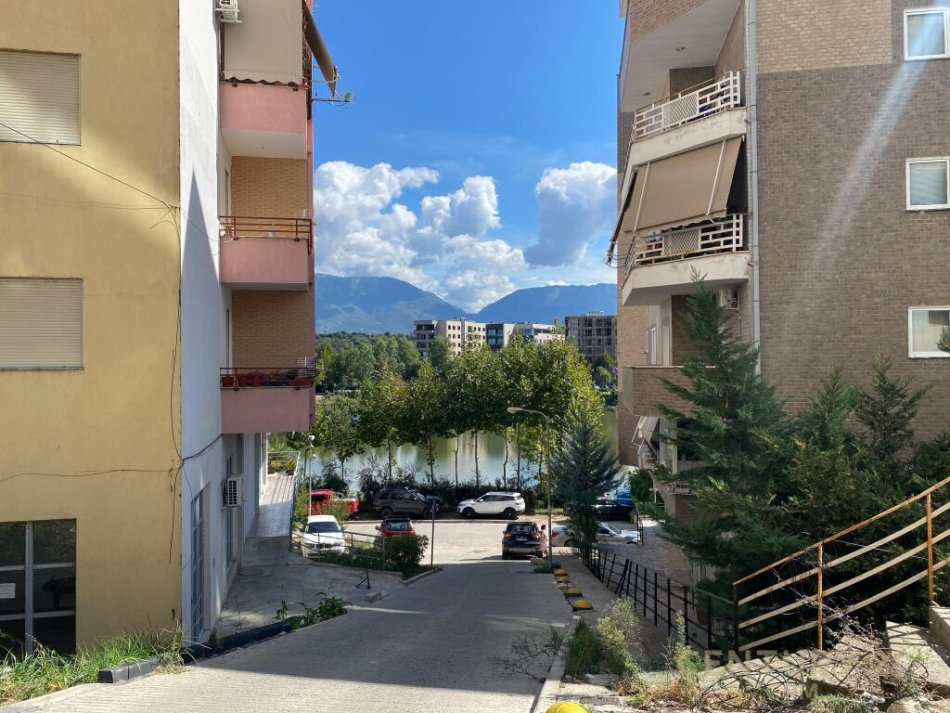 Tirane, jap me qera apartament 2+1+Ballkon , 92 m² 500 € (Liqeni i Thatë)
