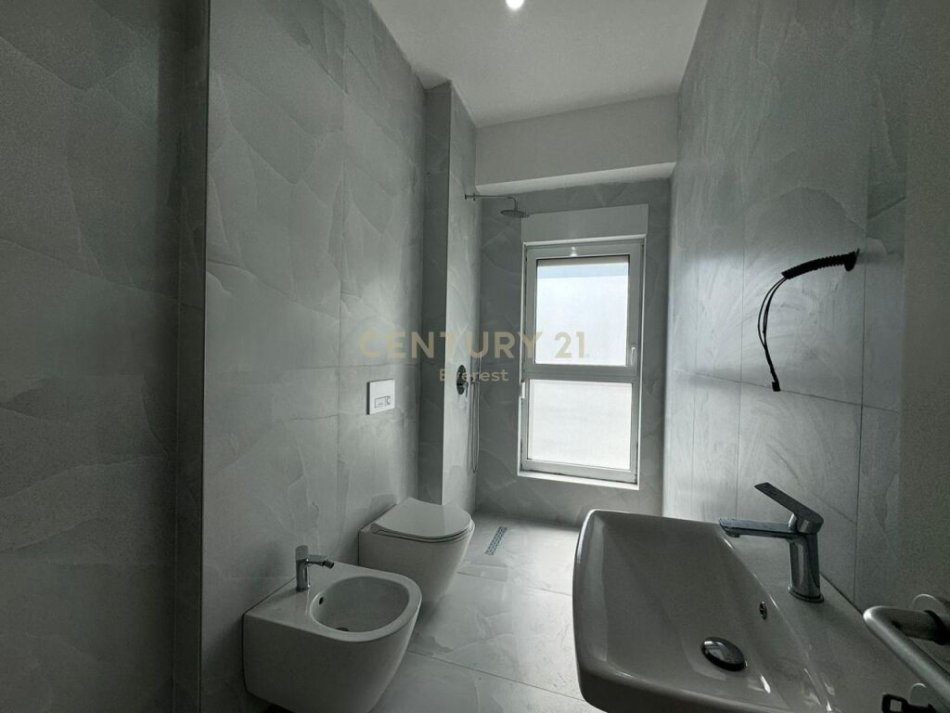Tirane, shitet apartament 1+1 Kati 4, 54 m² 70.000 € (Ali Demi Kompleksi Kaimi)