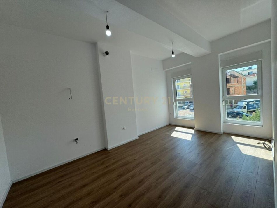 Tirane, shitet apartament 1+1 Kati 4, 54 m² 70.000 € (Ali Demi Kompleksi Kaimi)