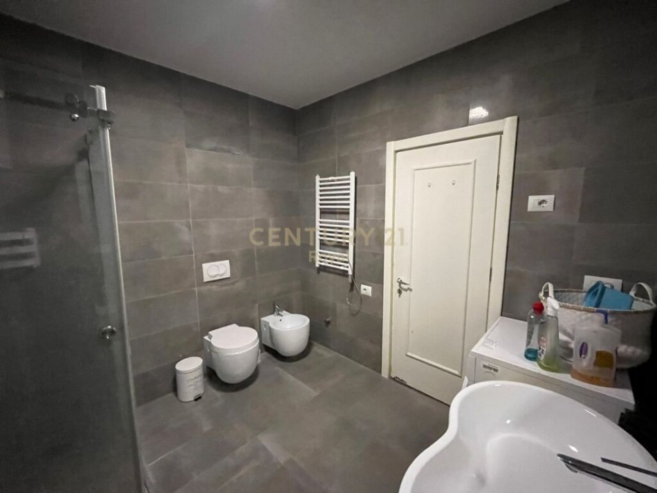 Tirane, jepet me qera apartament 2+1 Kati 3, 120 m² 1.000 € (rruga e elbasanit)