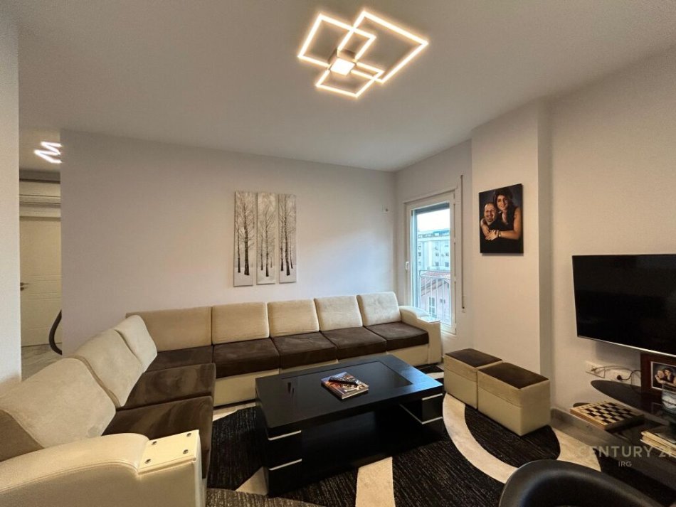 Tirane, jepet me qera apartament 3+1+Aneks+Ballkon Kati 3, 118 m² 1.100 € (21 DHJETORI)