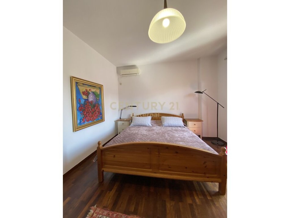 Tirane, jap me qera apartament 2+1+2 , 180 m² 650 € (Komuna e Parisit)