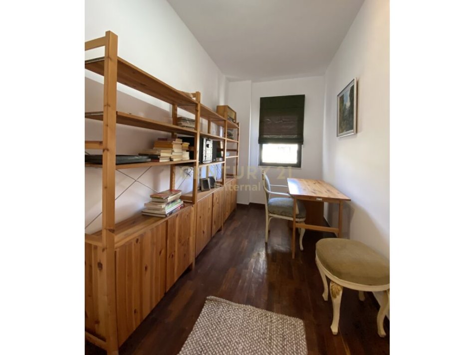 Tirane, jap me qera apartament 2+1+2 , 180 m² 650 € (Komuna e Parisit)