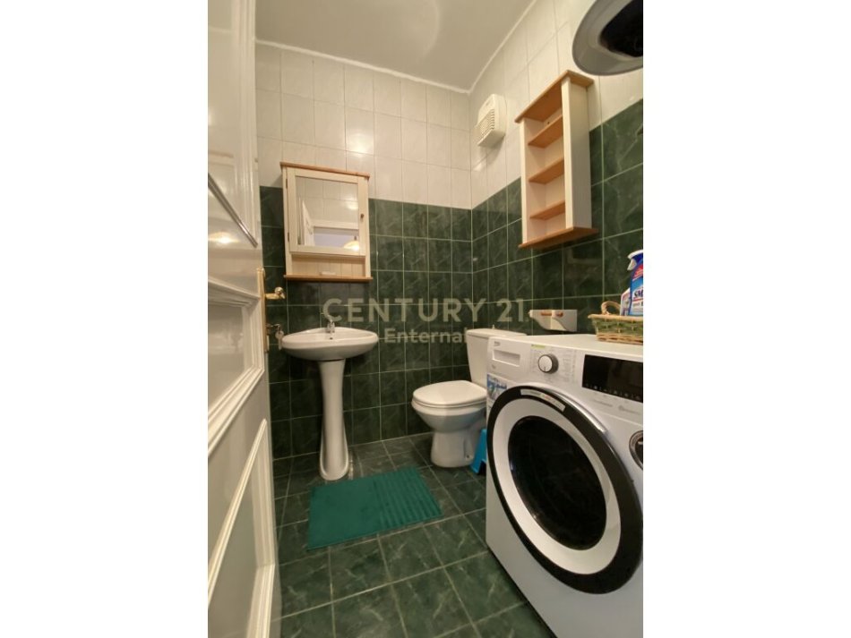 Tirane, jap me qera apartament 2+1+2 , 180 m² 650 € (Komuna e Parisit)