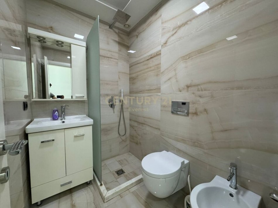 Tirane, jap me qera apartament 2+1+2+Ballkon , 120 m² 1.600 € (Tek Nobis, Liqeni i Tiranes)