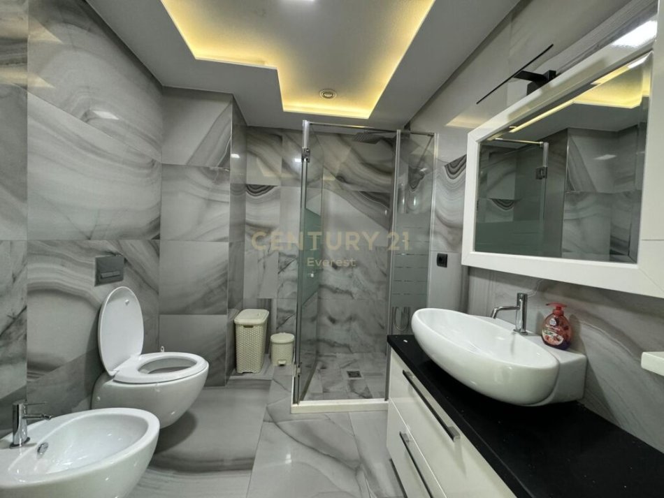 Tirane, jap me qera apartament 2+1+2+Ballkon , 120 m² 1.600 € (Tek Nobis, Liqeni i Tiranes)