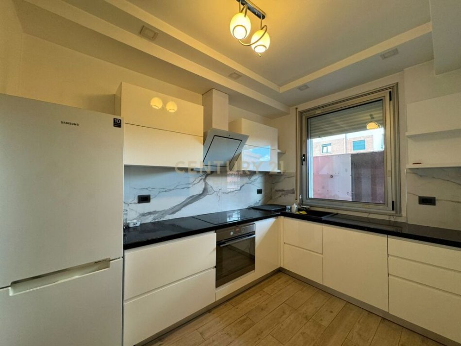 Tirane, jap me qera apartament 2+1+2+Ballkon , 120 m² 1.600 € (Tek Nobis, Liqeni i Tiranes)
