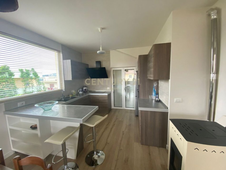 Tirane, jap me qera apartament 2+1 , 320 m² 450 € (Sauk i Ri)