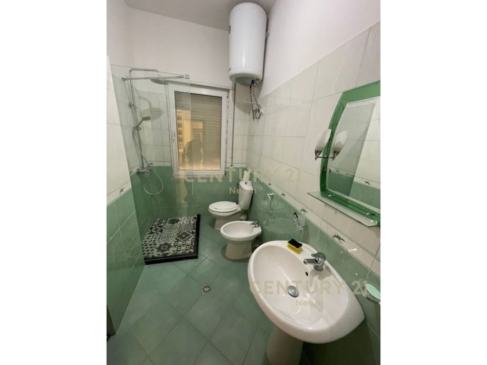 Tirane, jap me qera apartament 2+1+Ballkon , 100 m² 550 € (Rruga Eduard Mano, Kopshti Botanik Zoologjik)