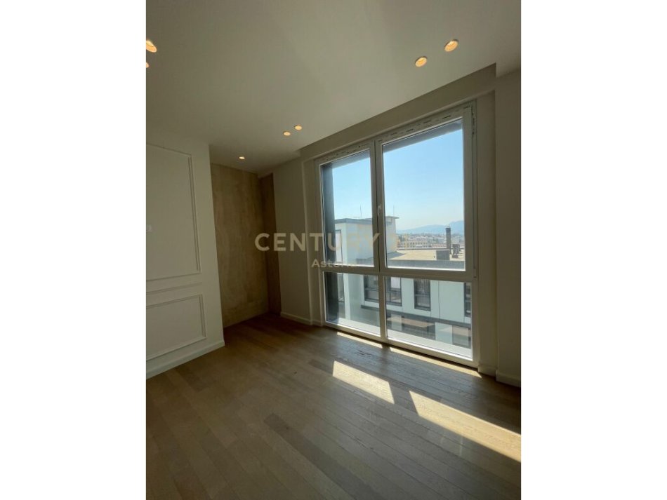 Tirane, jepet me qera apartament 2+1 Kati 3, 153 m² 1.100 € (pallati i brigadave)