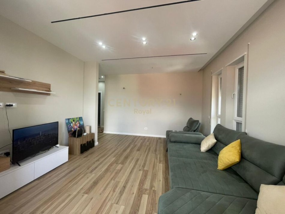 Tirane, jepet me qera apartament 2+1 Kati 7, 100 m² 600 € (qsut)