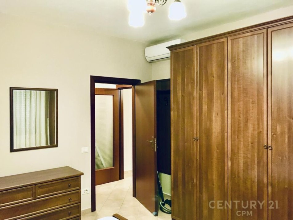 Tirane, jepet me qera apartament 1+1 Kati 5, 80 m² 550 € (komuna e parisit)