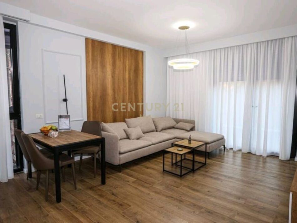 Tirane, shes apartament 1+1 +Post Parkimi , 88 m² 219.000 € (Pazari I ri)