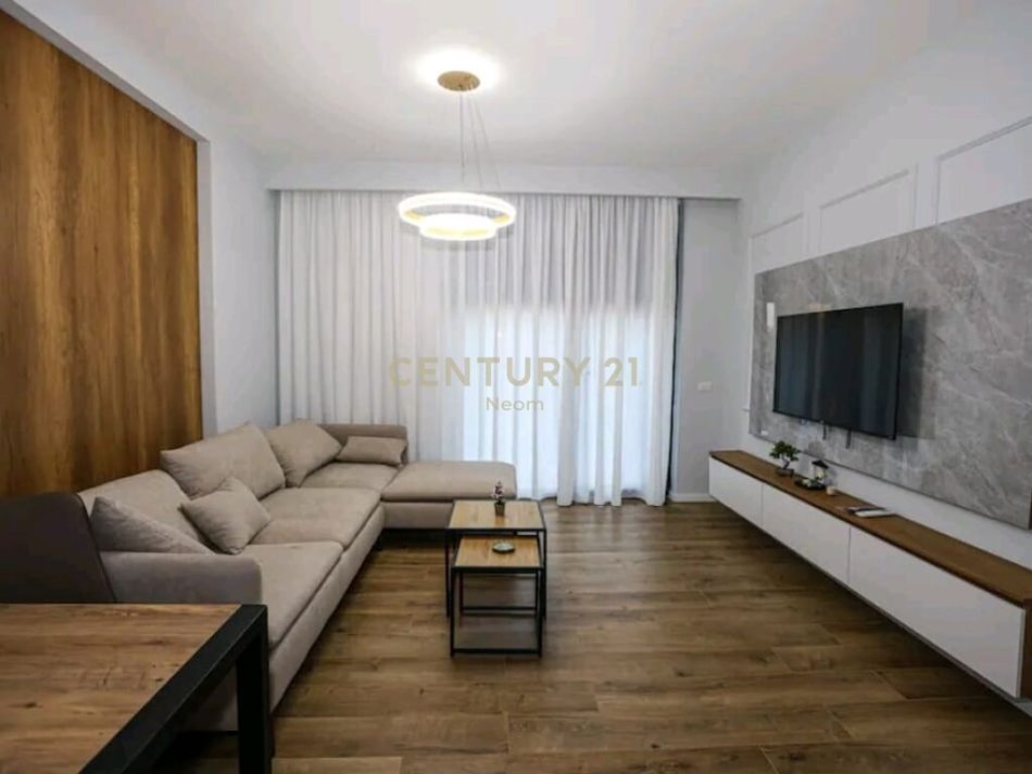 Tirane, shes apartament 1+1 +Post Parkimi , 88 m² 219.000 € (Pazari I ri)