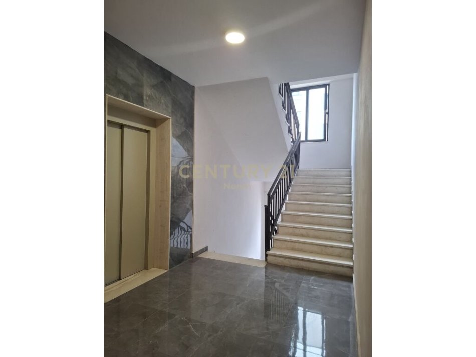 QIRA, APARTAMENT MODERN 2+1+2+POST PARKIMI NE KINOSTUDIO!Neom100341