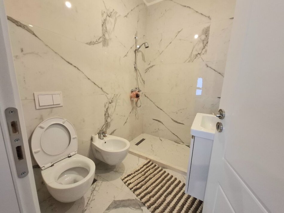 QIRA, APARTAMENT MODERN 2+1+2+POST PARKIMI NE KINOSTUDIO!Neom100341
