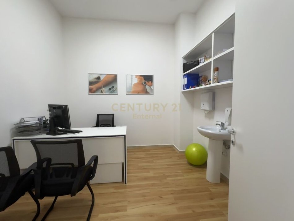 Tirane, jepet me qera ambjent biznesi Kati 1, 215 m² 2.000 € (bllok)