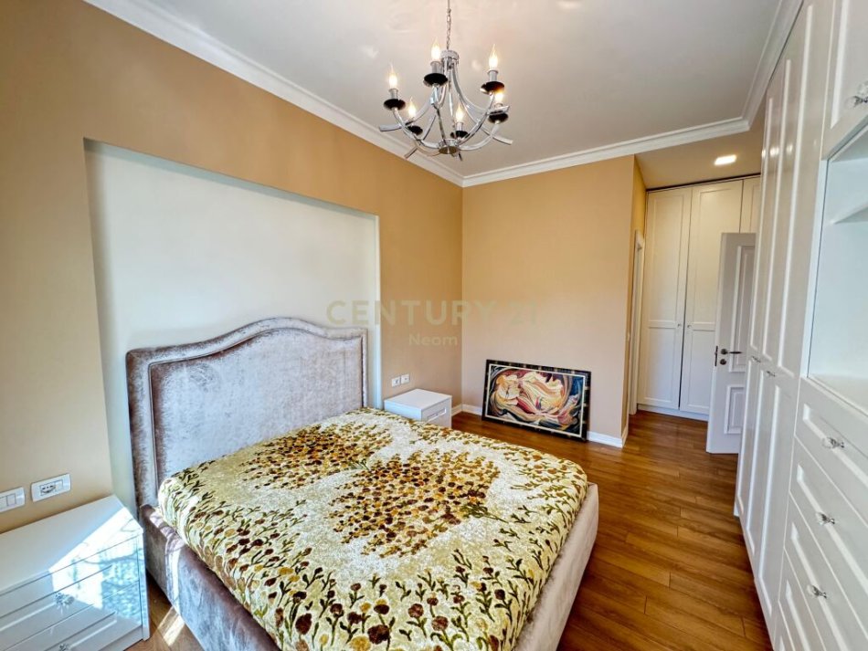 Tirane, jepet me qera apartament 2+1 Kati 3, 110 m² 950 € (liqeni i thate)