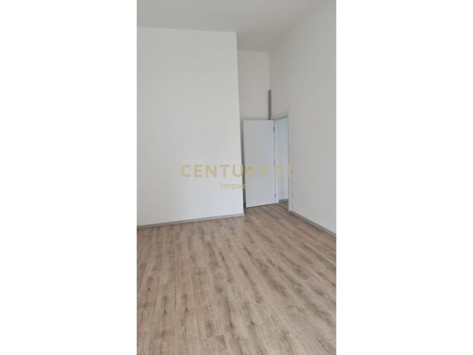 Tirane, shes apartament 2+1+Ballkon Kati 1, 90 m² 160.000 € (Kompleksi Arlis Farmacia 10)