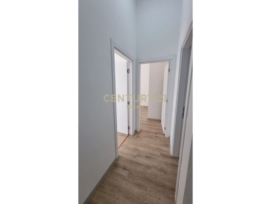 Tirane, shes apartament 2+1+Ballkon Kati 1, 90 m² 160.000 € (Kompleksi Arlis Farmacia 10)