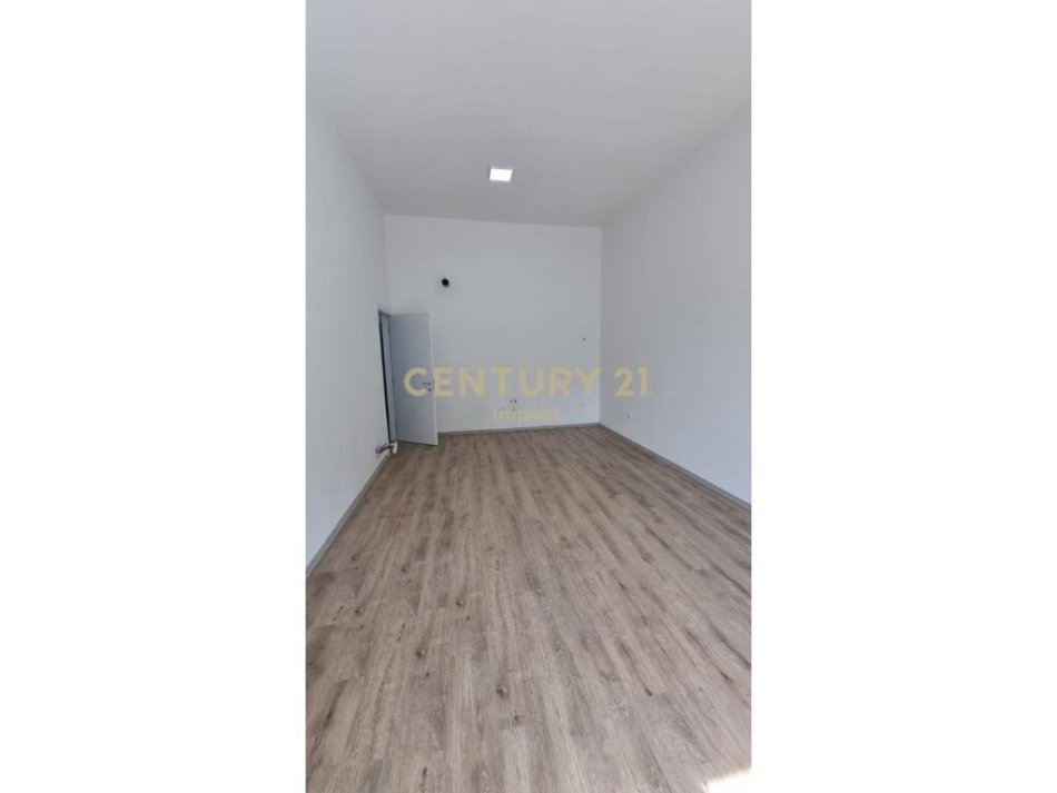 Tirane, shes apartament 2+1+Ballkon Kati 1, 90 m² 160.000 € (Kompleksi Arlis Farmacia 10)