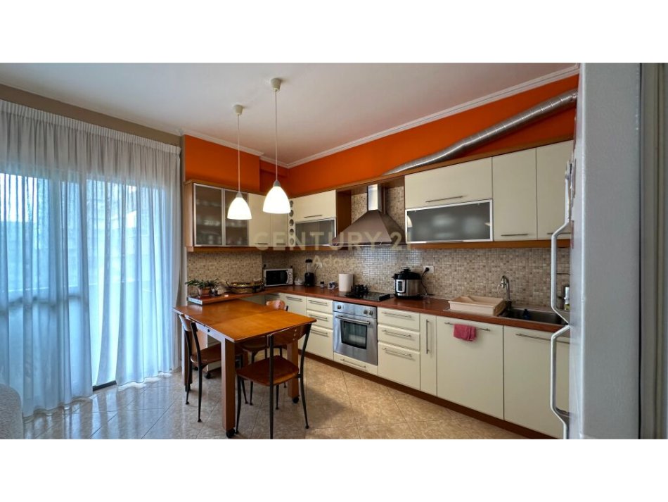 Tirane, shes apartament 2+1+2+Ballkon , 110 m² 225.000 € (Komuna e Parisit)