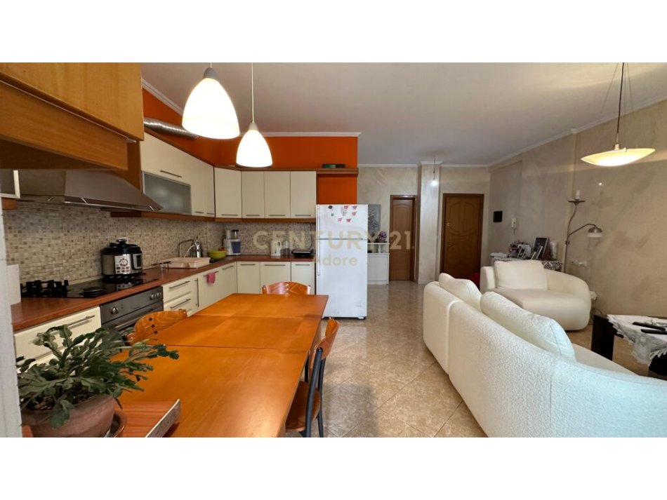 Tirane, shes apartament 2+1+2+Ballkon , 110 m² 225.000 € (Komuna e Parisit)