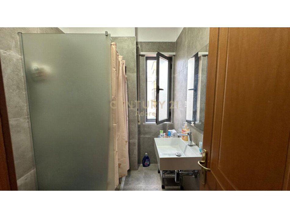 Tirane, shes apartament 2+1+2+Ballkon , 110 m² 225.000 € (Komuna e Parisit)