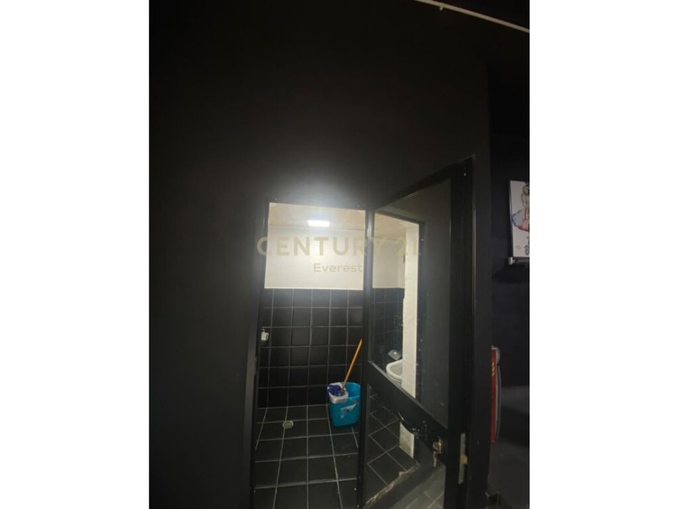 Tirane, jepet me qera ambjent biznesi Kati 0, 64 m² 400 € (Siri Kodra)