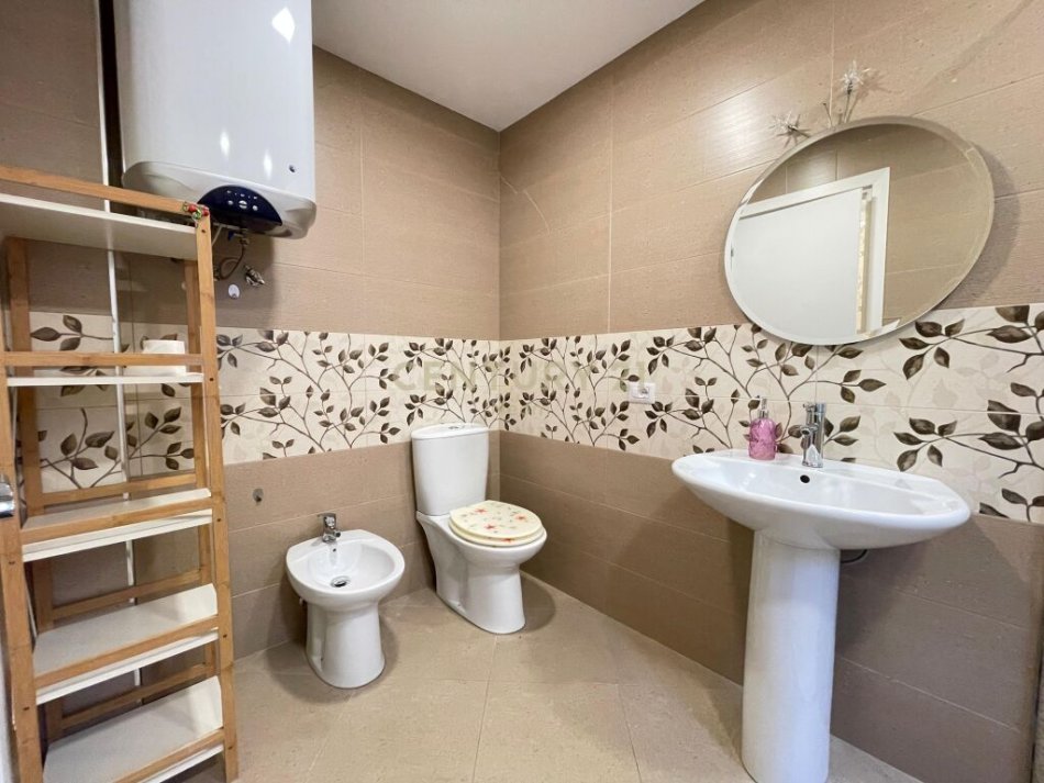 Tirane, jap me qera apartament 2+1+2 , 114 m² 950 € (Liqeni i Thatë)