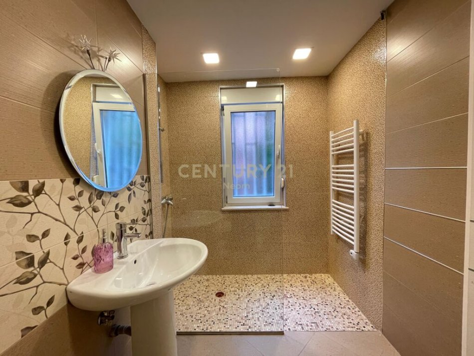 Tirane, jepet me qera apartament 2+1 Kati 1, 114 m² 950 € (liqeni i thate)