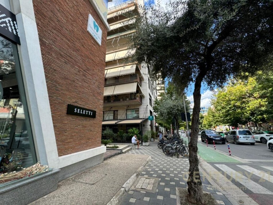Tirane, jap me qera ambjent biznesi , 194 m² 4.000 € (Rr.Deshmoret e 4 Shkurtit, Garda)