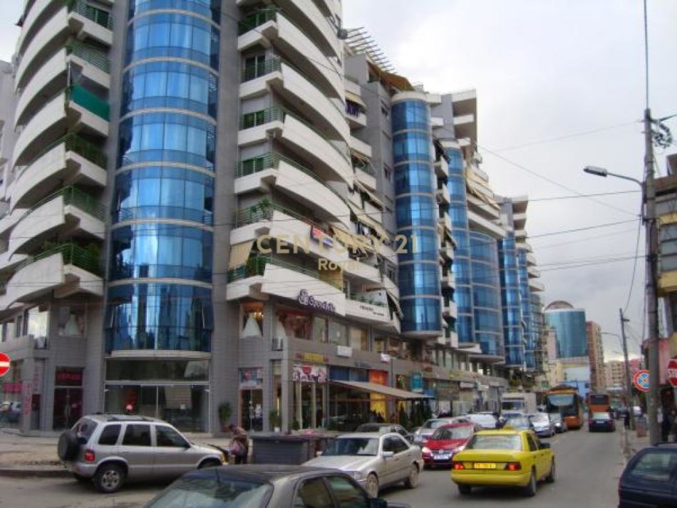Tirane, jepet me qera ambjent biznesi Kati 3, 256 m² 2.200 € (KOMPLEKSIT HALILI)