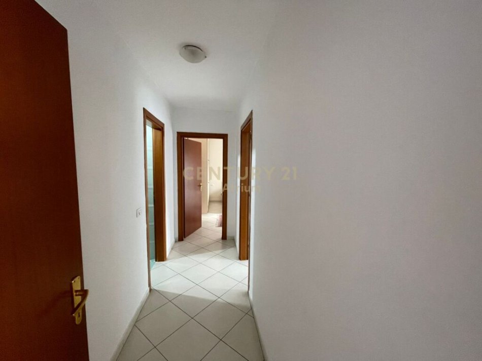 Tirane, jepet me qera apartament 2+1 Kati 8, 111 m² 800 € (rruga e barrikadave)