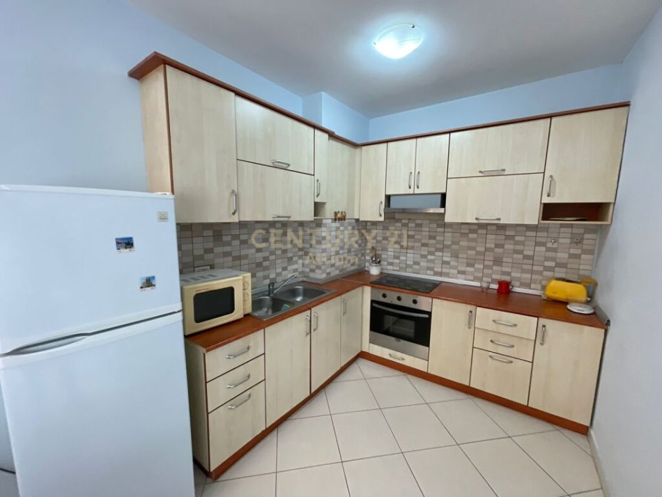 Tirane, jepet me qera apartament 2+1 Kati 8, 111 m² 800 € (rruga e barrikadave)