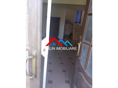 Tirane, jepet me qera apartament 2+1+Ballkon Kati 1, 120 m² 450 € (Rruga Aleksander Moisiu Kinostudio)