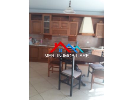 Tirane, jepet me qera apartament 2+1+Ballkon Kati 1, 120 m² 450 € (Rruga Aleksander Moisiu Kinostudio)