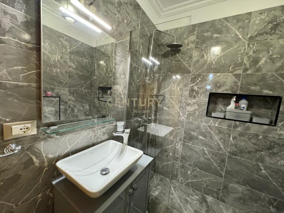 Tirane, shes apartament 1+1 , 81 m² 195.000 € (Stadiumi Qemal Stafa, Rruga e Elbasanit)